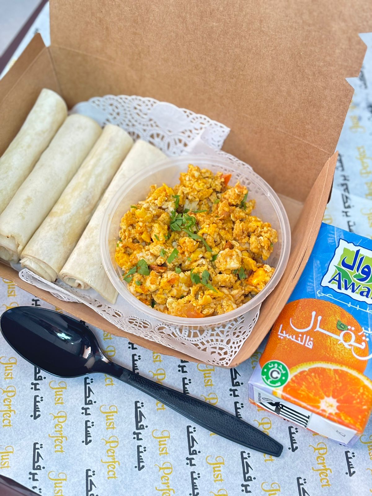  SCRAMBLED EGG TOMATO (SHAKSOKA)+BREAD+AWAL JUICE