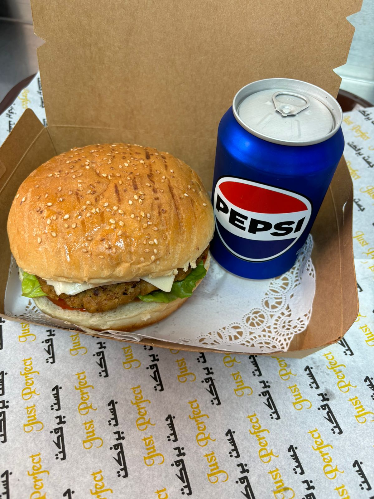 CHICKEN BURGER WITH CHEESE +SOFTDRINKS